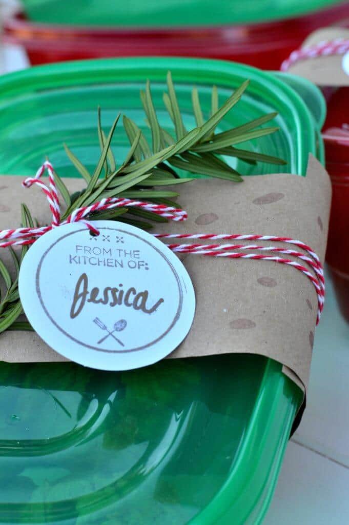 The holidays are coming, the holidays are coming! Don’t show up unprepared or without a proper hostess gift! Take a peek at my simple tutorial on how to make a classy hostess gift (and then what kind of delectable cookies to fill it with!)